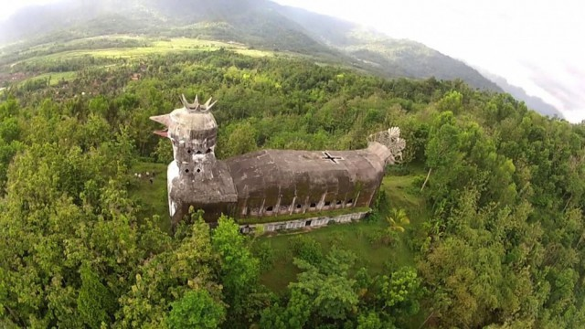 La chiesa a forma di Gallo La struttura risale agli anni 90