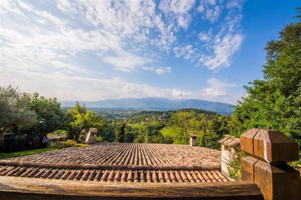 Die Balkone im Obergeschoss bieten einen herrlichen Ausblick auf die umliegende italienische Landschaft
