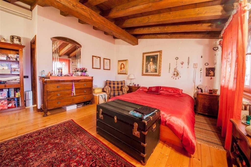 Alle Schlafzimmer sind mit En-suite-Bad und begehbaren Kleiderschränken ausgestattet