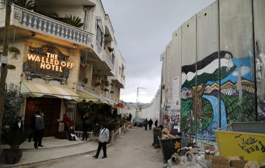 The Walled Off Hotel, l’albergo di Banksy di fronte al muro tra Israele e Palestina