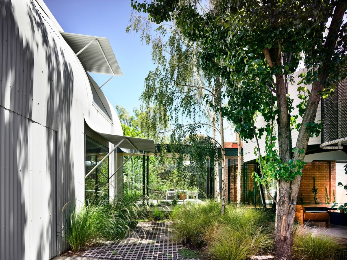Questa incredibile casa australiana fonde il giardino con gli interni