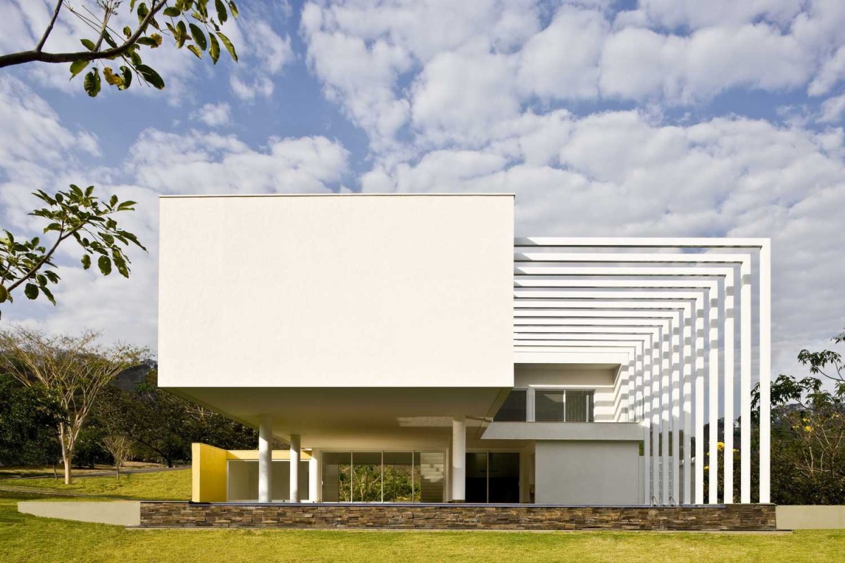 Questa lussuosa villa brasiliana è un modello di design minimalista