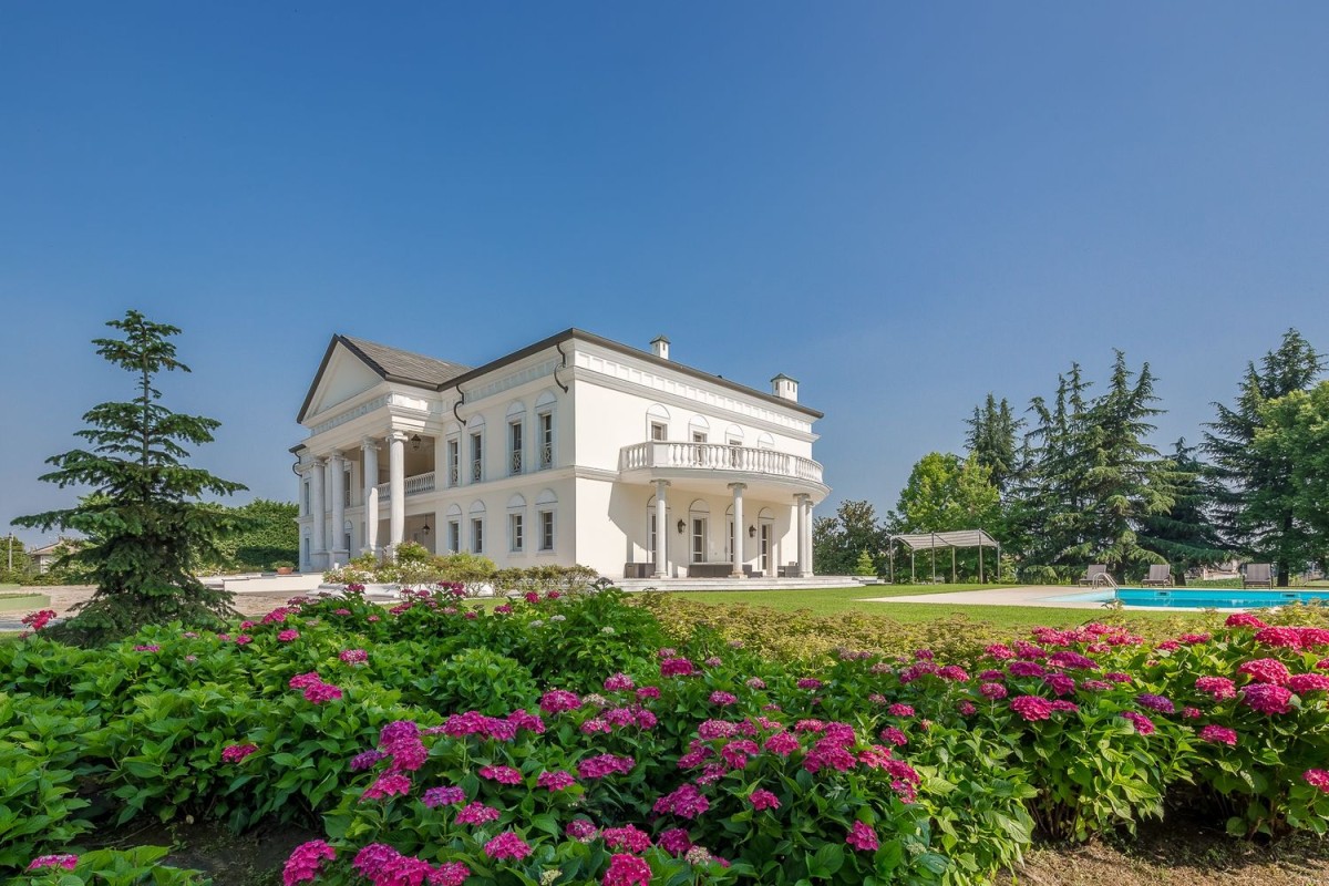 O exterior da casa e o seu jardim