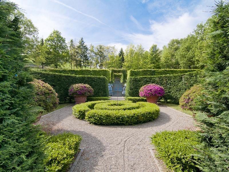 Teil des Labyrinths und der Gärten des Anwesens