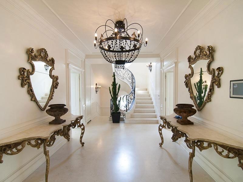 Die gesamte Villa ist mit Luxusmöbeln ausgestattet