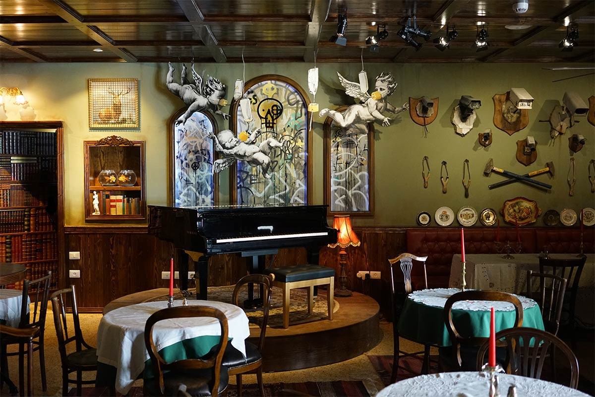 Piano bar