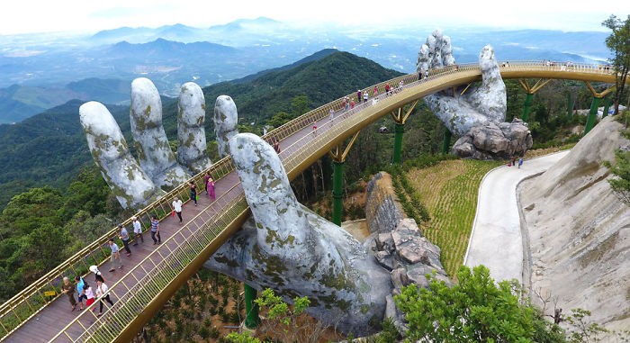 Questo ponte in Vietnam si trova (letteralmente) in "buone mani"