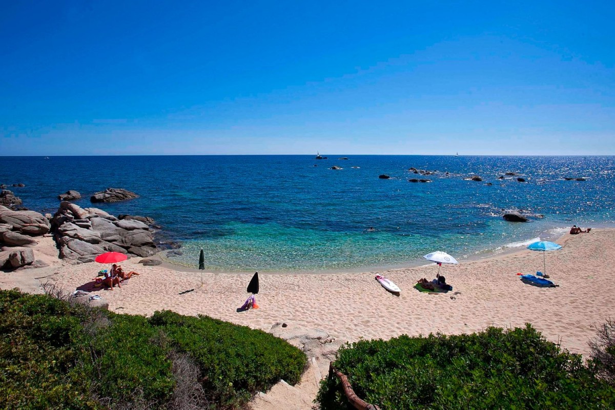 A casa tem acesso à praia privada