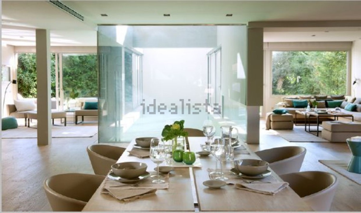 A Barcellona una spettacolare villa con piscina e cascata... in salotto