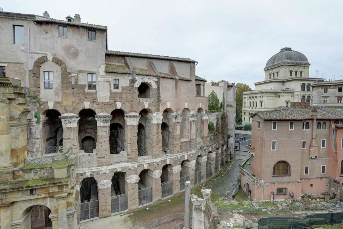 Casa săptămânii acesteia se află situată chiar lângă Teatro di Marcello