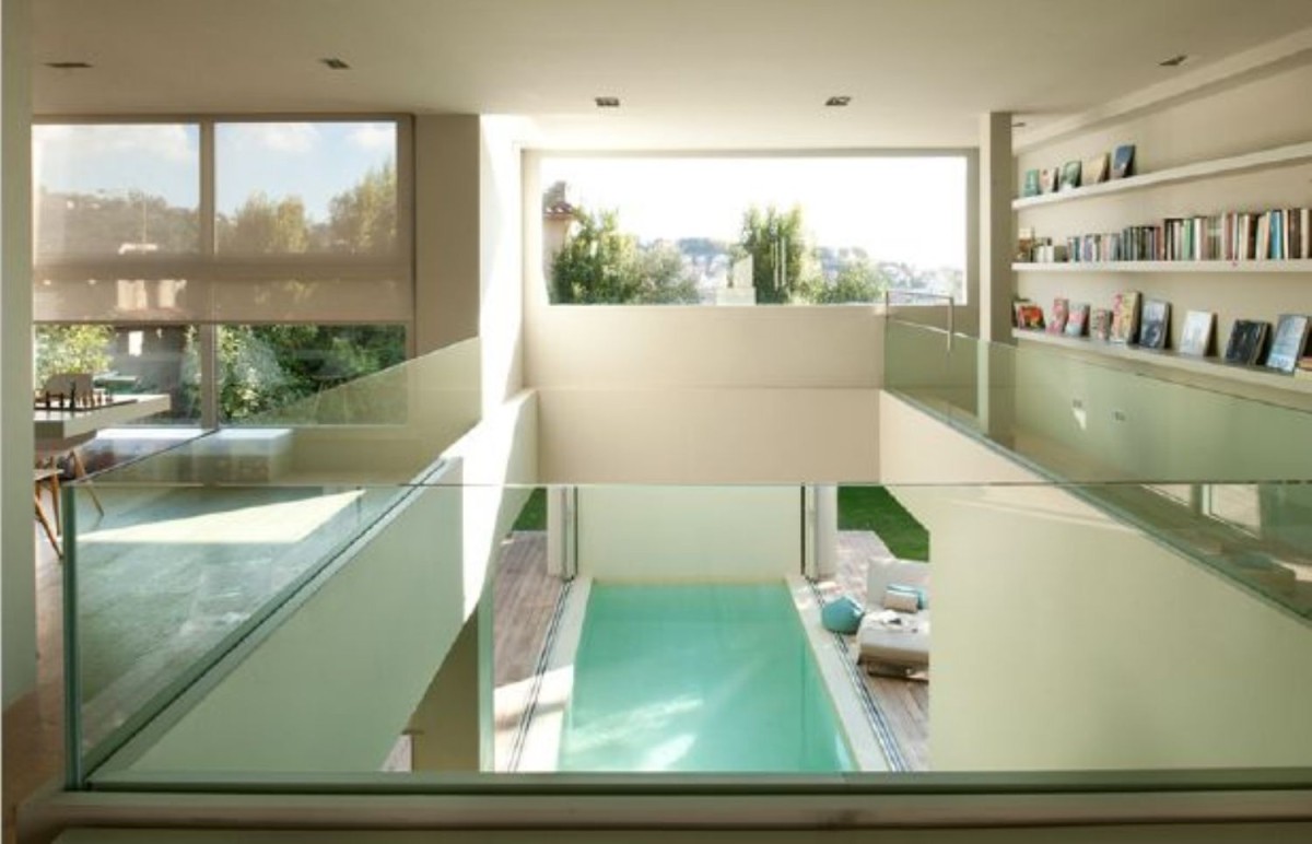 A Barcellona una spettacolare villa con piscina e cascata... in salotto