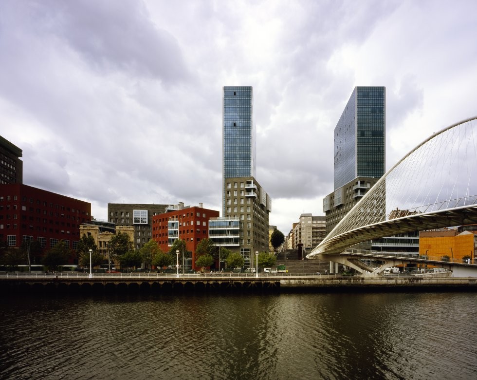 vista_del_complejo_de_edificios_isozaki_atea_en_bilbao._getty