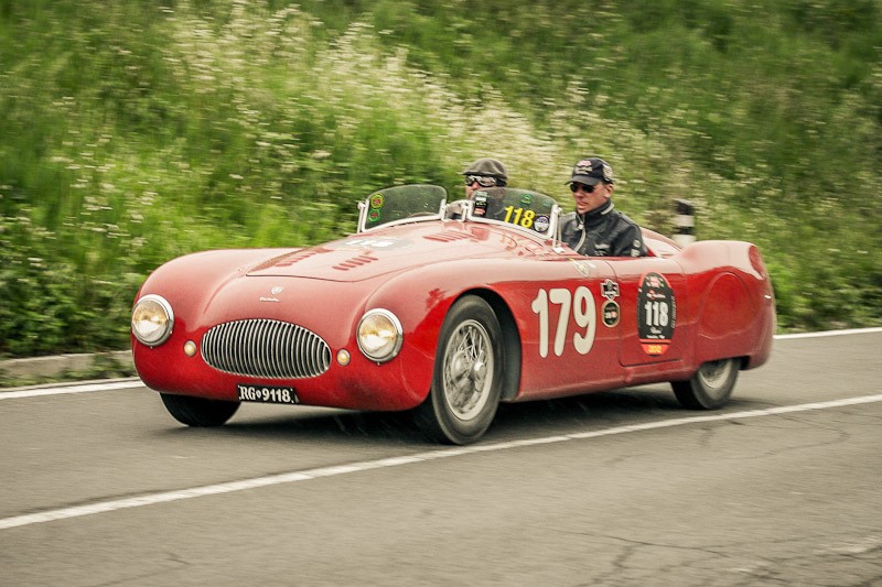 Automobile clasice care concurează la celebra cursă internațională Mille Miglia din Italia / Wikimedia Commons