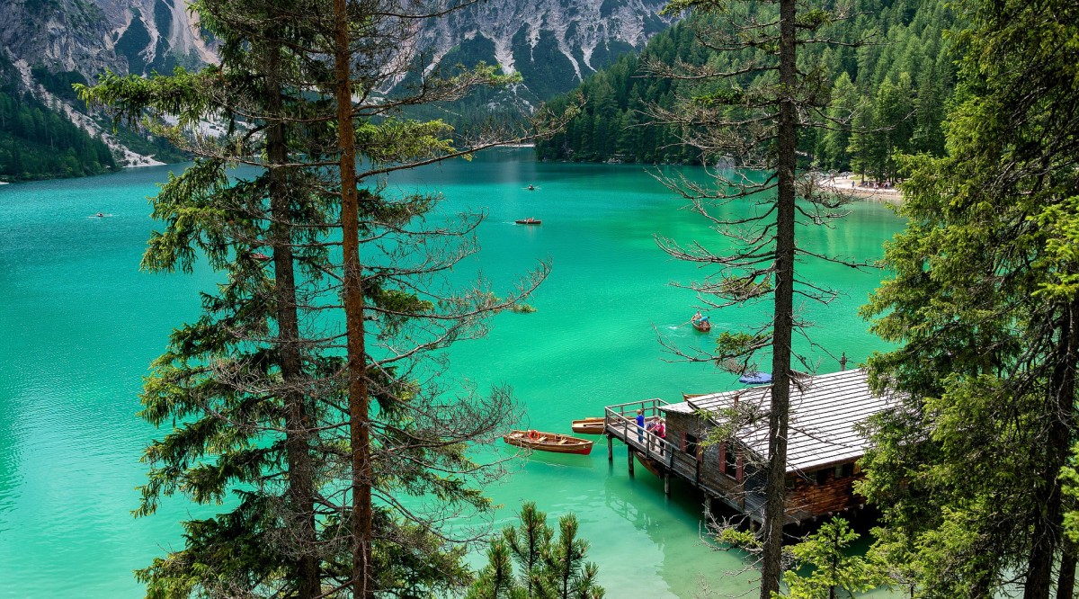O Lago Braies encontra-se na fronteira com a Áustria / Pixabay