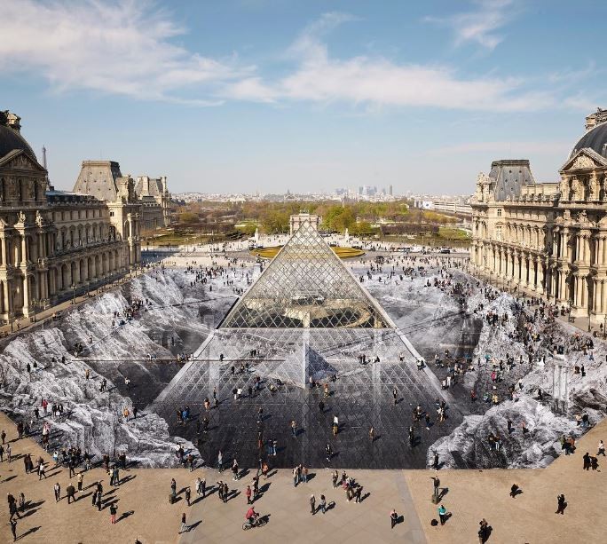 Celebra i 30 della piramide del Louvre