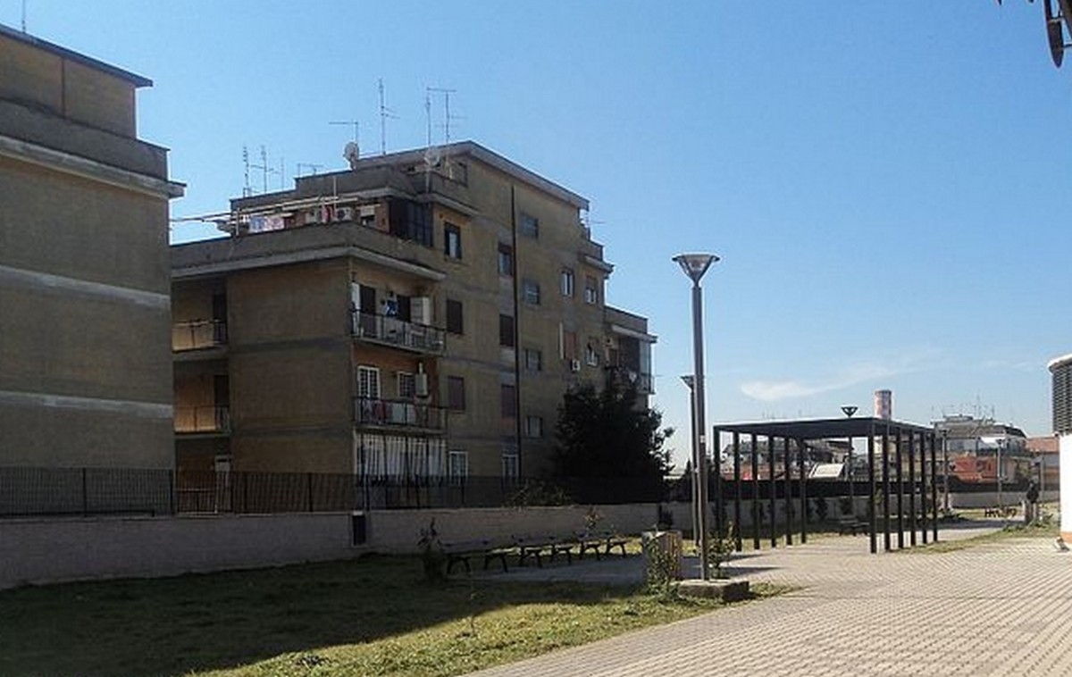 Negozi e garage trasformati in abitazioni: la situazione esplosiva alla periferia di Roma