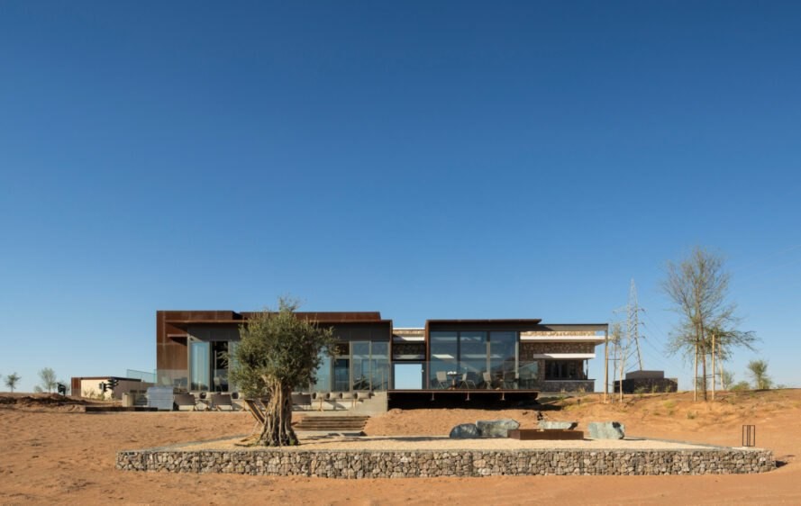 Un negozio e una caffetteria abbandonati nel deserto e trasformati in un hotel ecologico