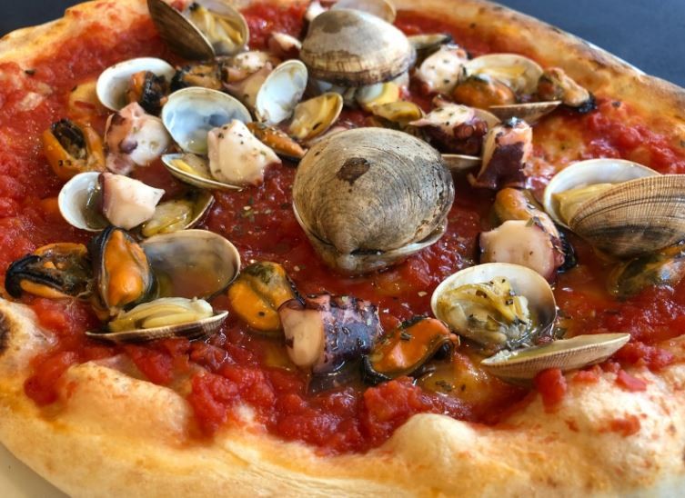 Seafood pizza 