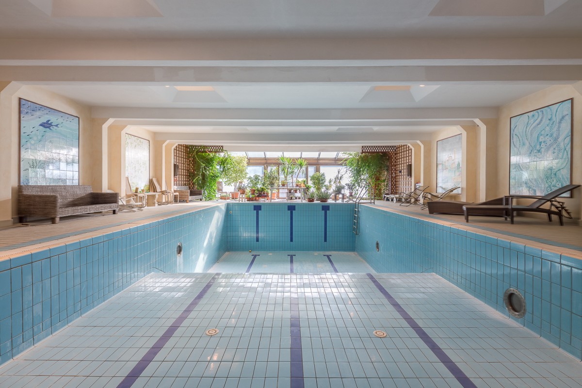 La piscine couverte fait partie du complexe spa et gym