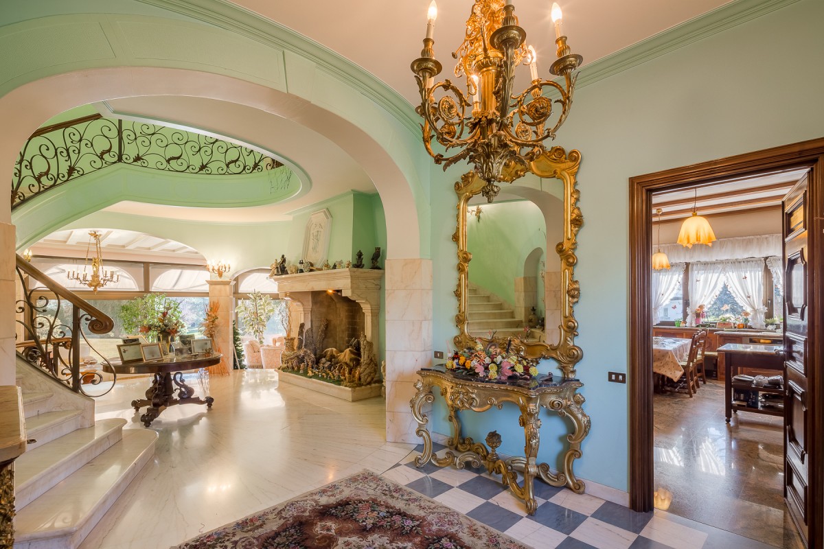 Die Villa ist stilvoll eingerichtet