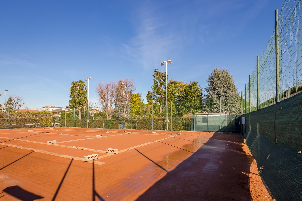 Terrain de tennis professionnel avec vestiaires et projecteurs