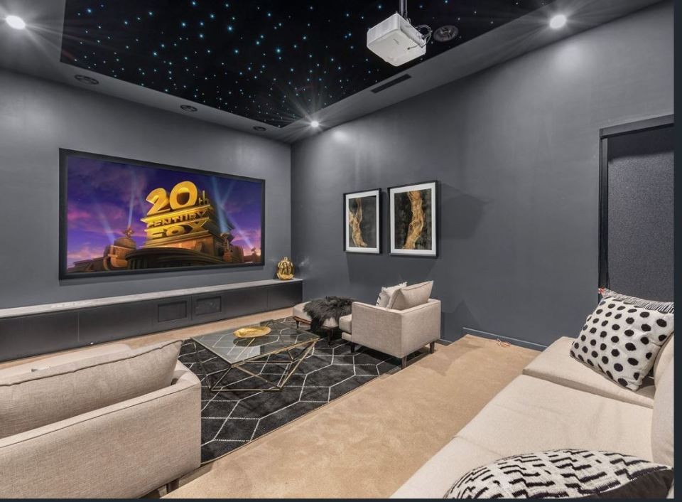 Dispone inoltre di palestra, sauna e sala da gioco