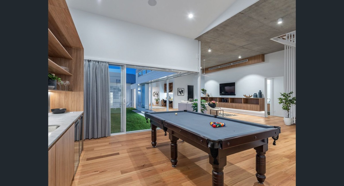 Una sala da biliardo e altri giochi