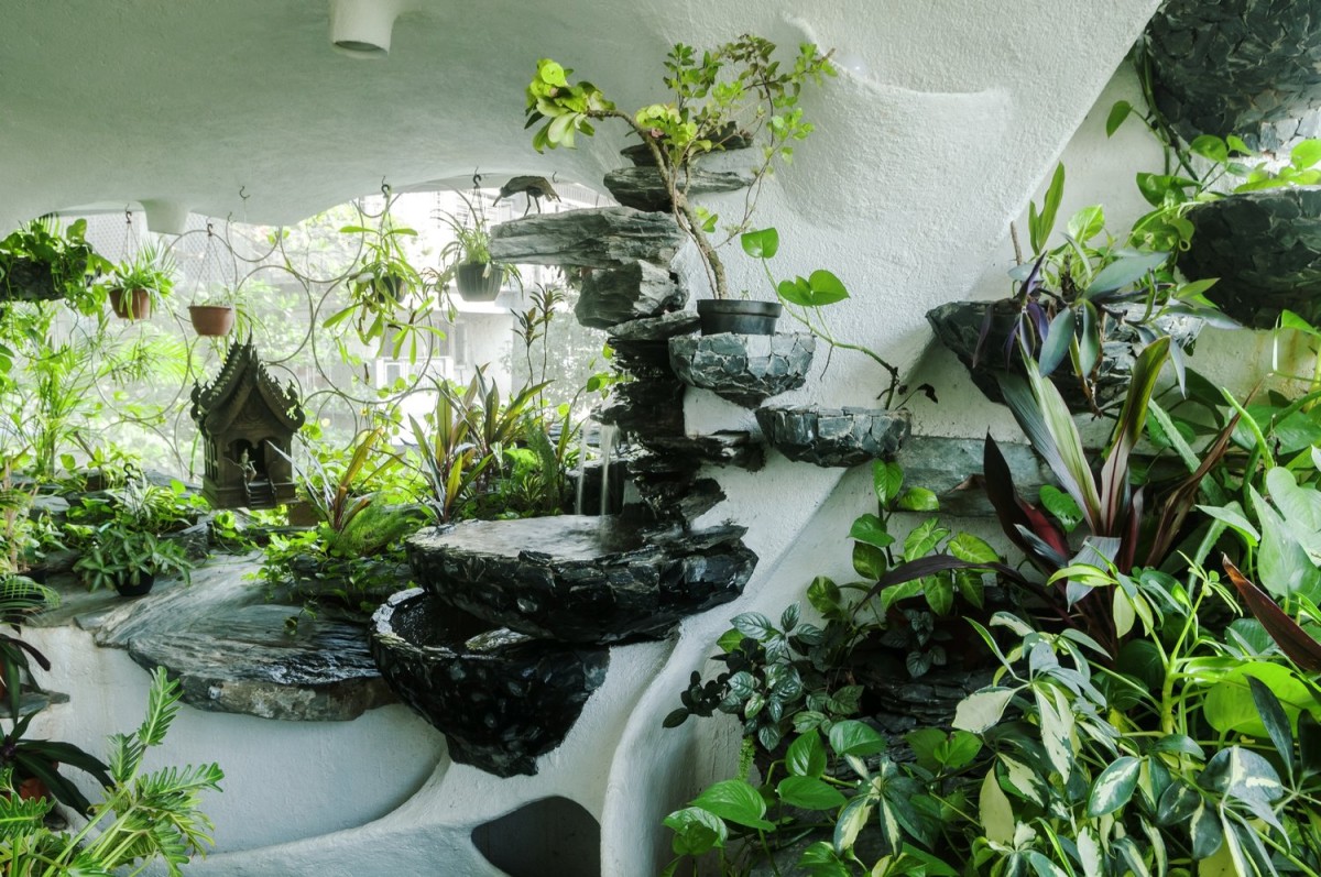 Questa casa indiana è letteralmente immersa nel verde