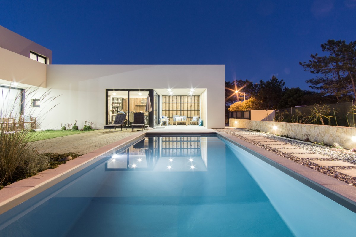 Una casa che si mimetizza nella natura portoghese vicino alla Laguna di Obidos