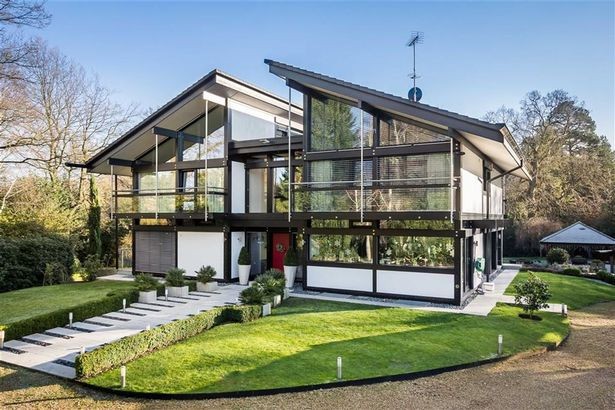 This is Antonio Banderas's exclusive prefab house in Surrey / Huf haus