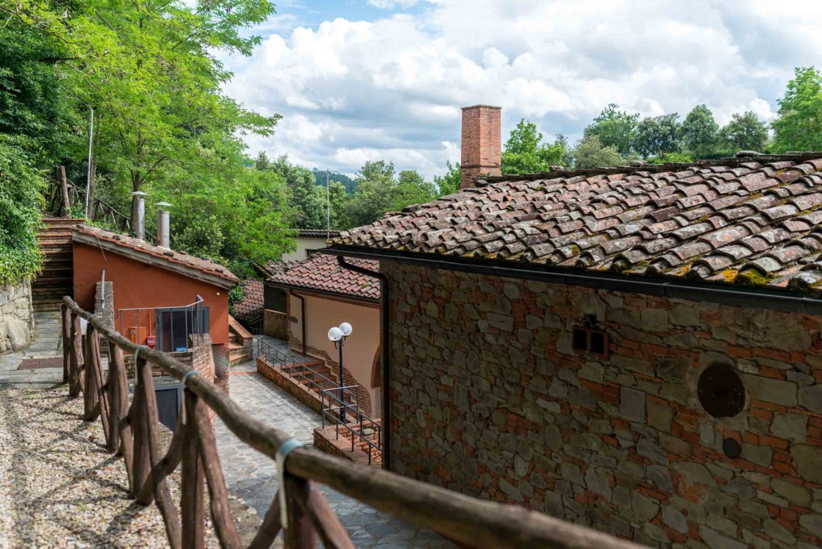 Dieses Dorf mit seinen idyllischen, gewundenen Wegen könnte für 5,5 Millionen Euro Ihnen gehören