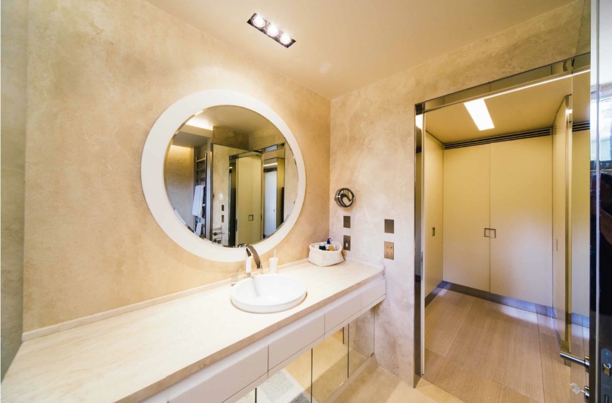 Die geräumigen Badezimmer sind in einem hellen, modernen Design gehalten