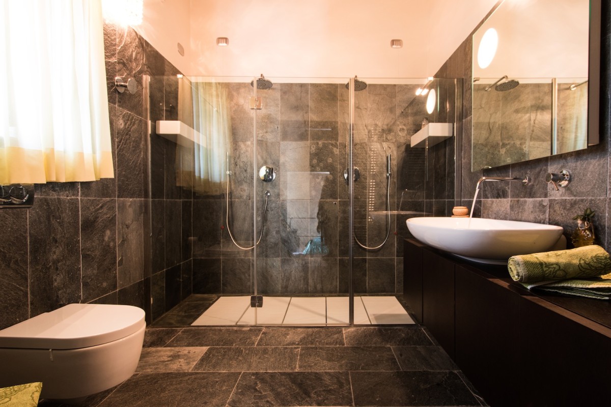 En-suite Badezimmer mit Doppeldusche