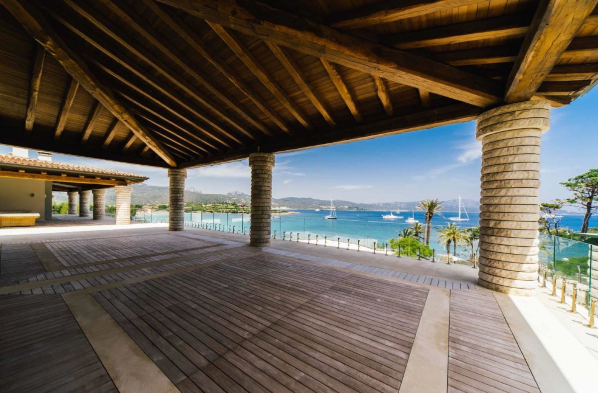 Die große Terrasse bietet einen wunderschönen Blick aufs Meer