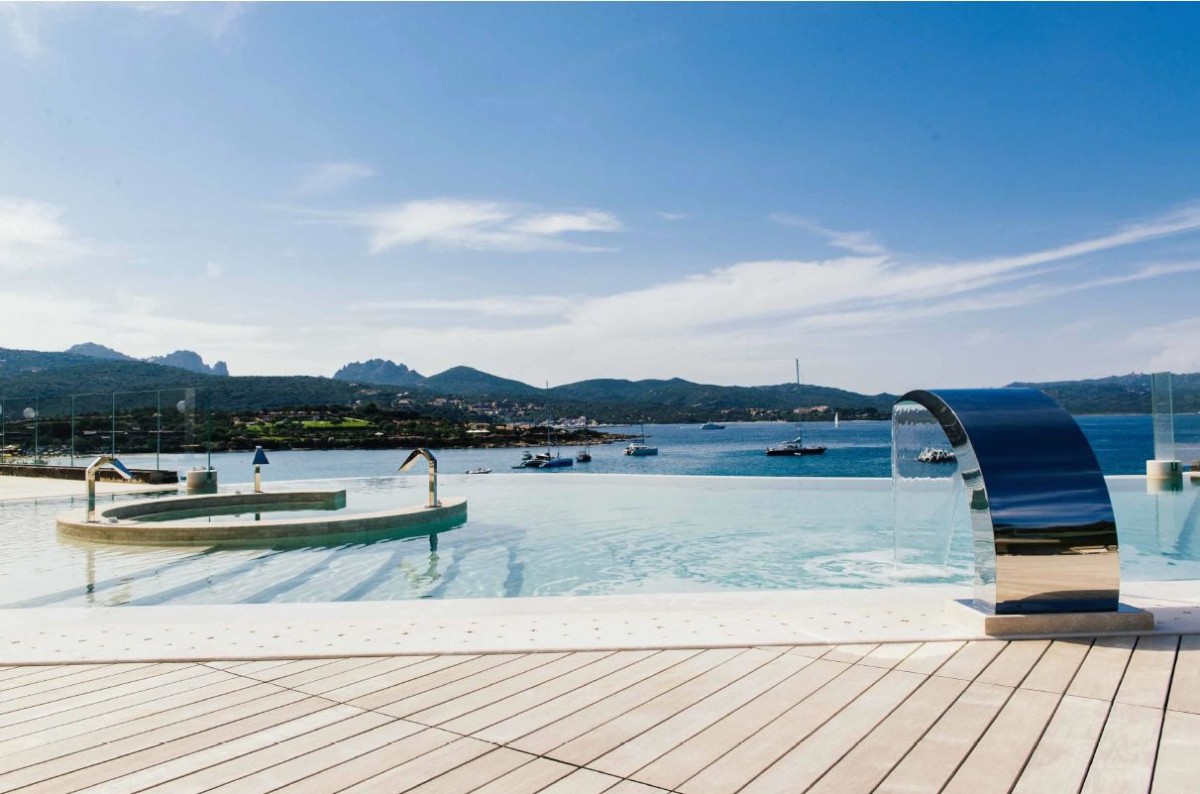 Der Infinity-Pool verfügt über einen integrierten Whirlpool