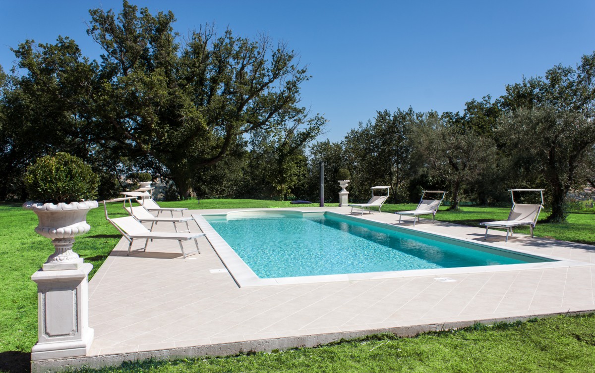 Der Swimmingpool im gepflegten Garten lädt zum Entspannen ein