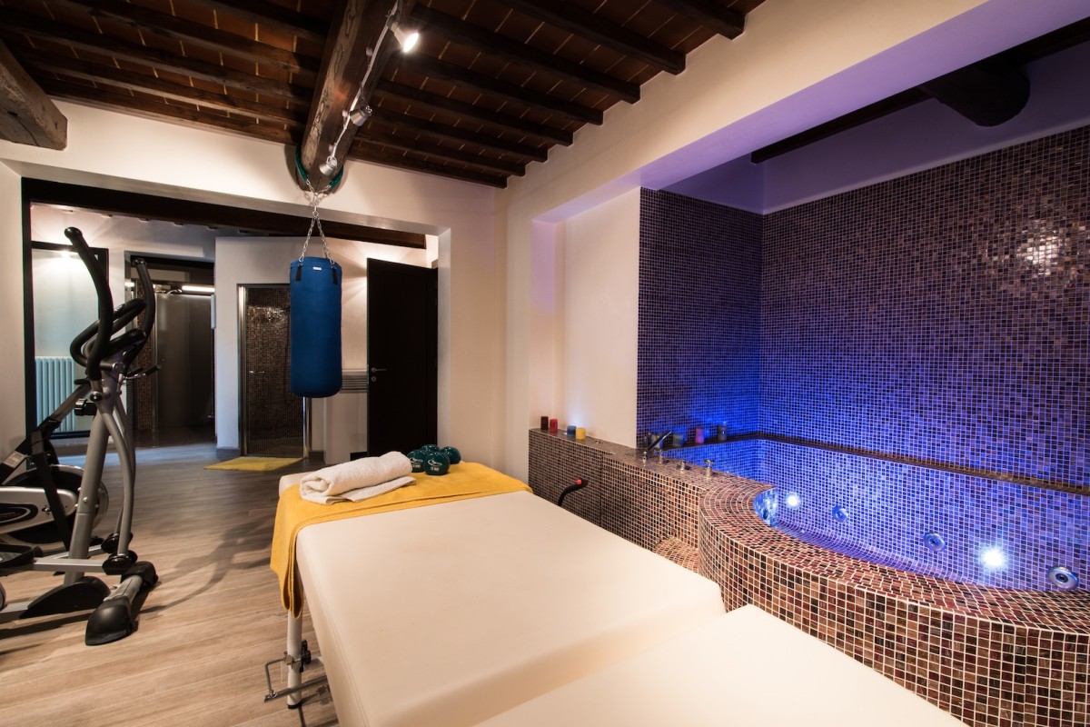 Der Spa-Bereich bietet diverse Fitnessgeräte, einen Whirlpool und eine Sauna