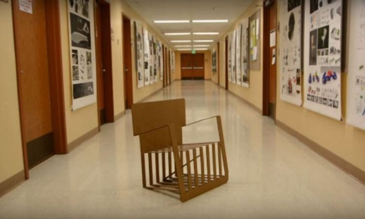 Un tavolo che fa per 5, una sedia portatile e una porta da ping pong, ecco i mobili salvaspazio