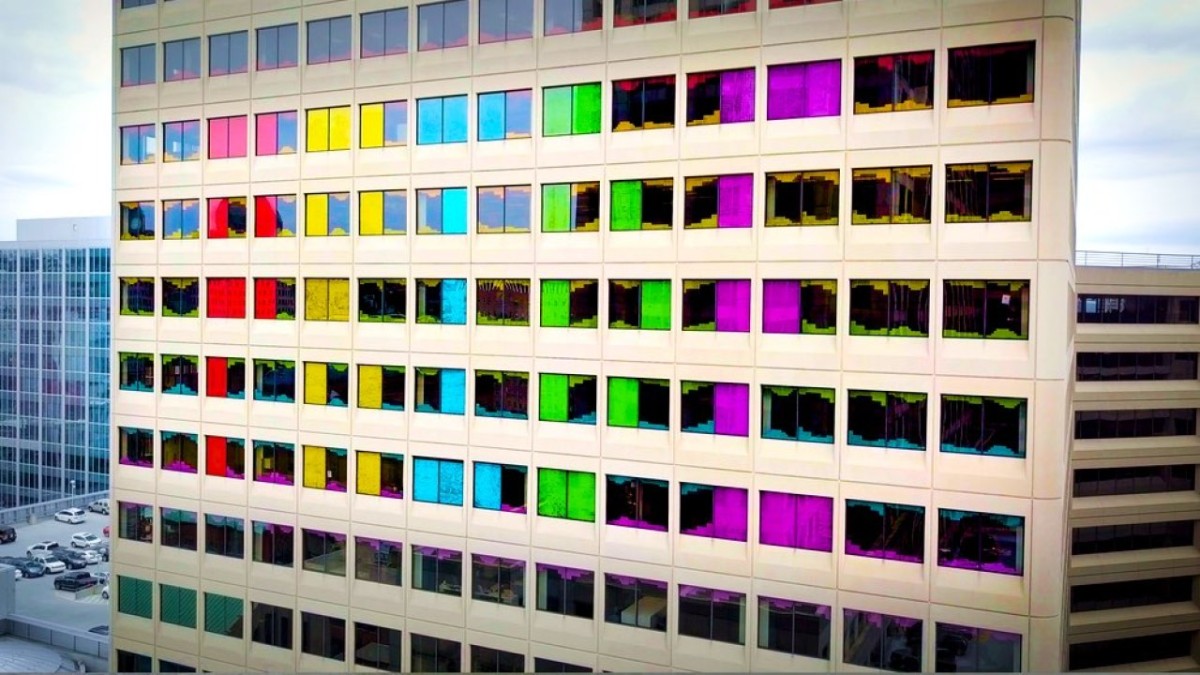 Cincinnati, un murale di post-it con i colori del Pride in ufficio