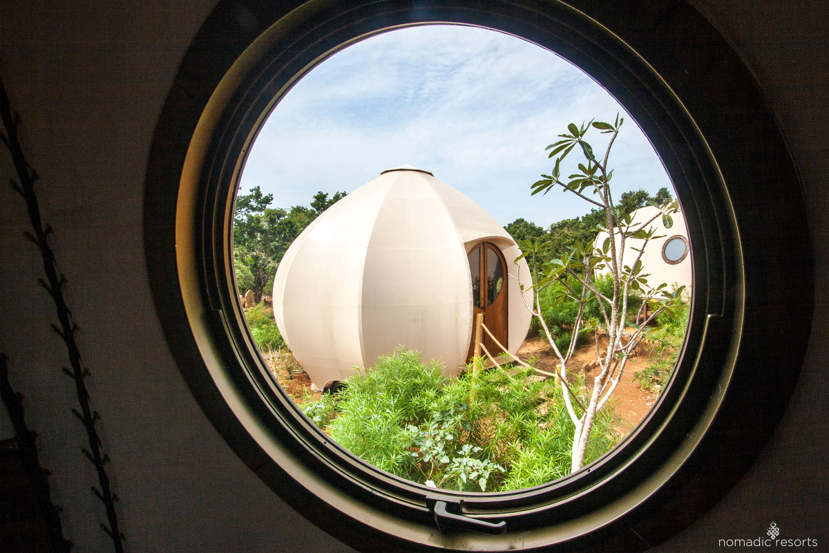 Dormire in sfere di legno appese agli alberi nell'isola Mauritius