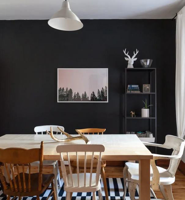 Le pareti e i mobili sono chiari