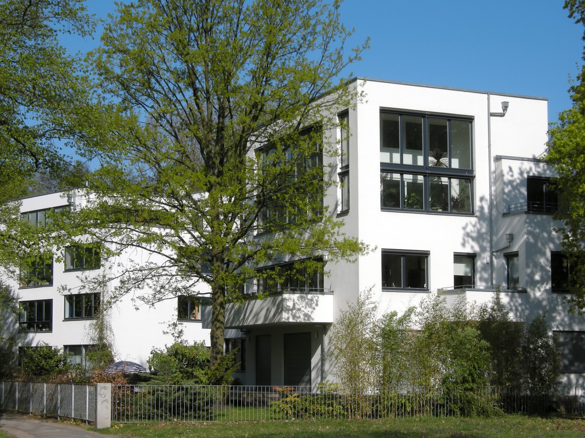 La finestra con le grate di ferro costituisce una semplice luce