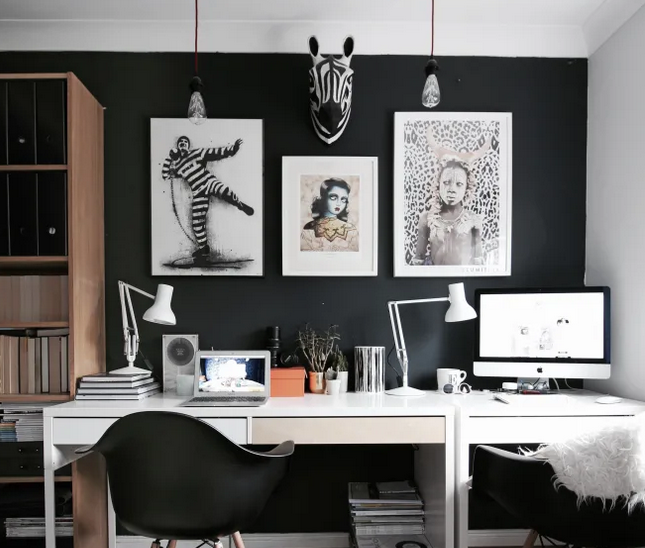 Mobili bianchi o di legno e grandi cornici