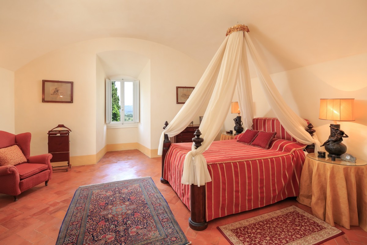 Bedroom with four poster bed