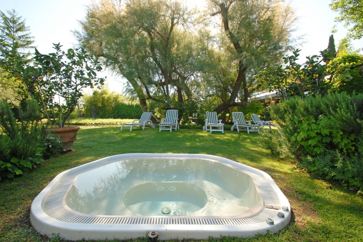 Ein Whirlpool im Garten rundet das Luxuserlebnis ab