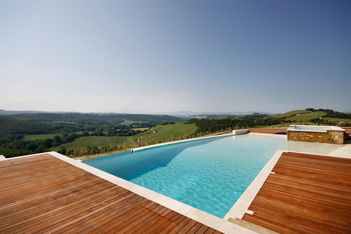 Der Infinity-Pool bietet eine herrliche Aussicht auf die toskanische Landschaft