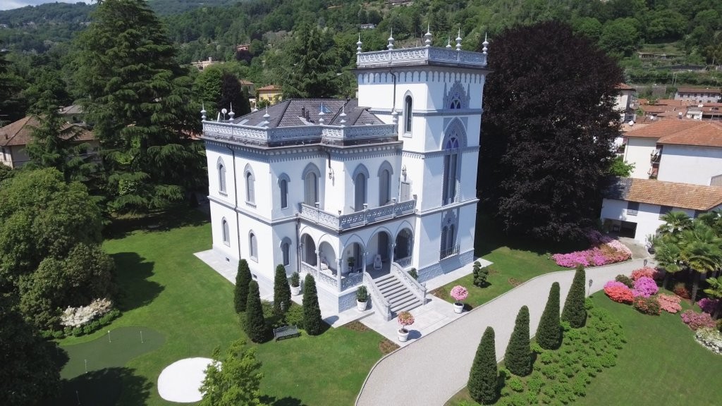 Historische Villa am Ufer des Lago Maggiore zu verkaufen