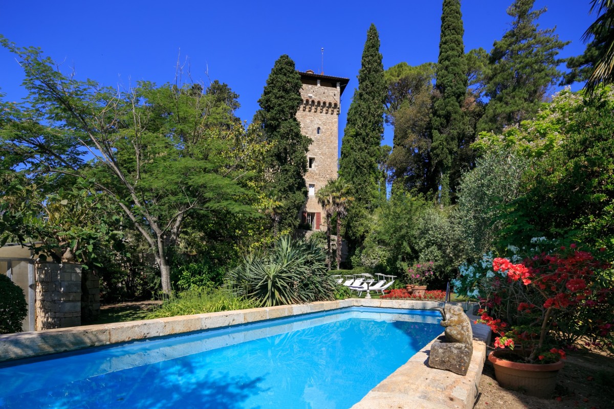 Um castelo/villa aristocrático numa cidade da Toscana