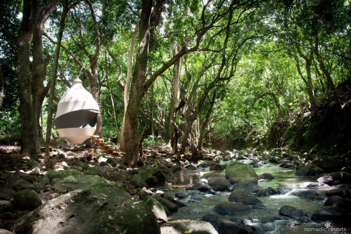Dormire in sfere di legno appese agli alberi nell'isola Mauritius