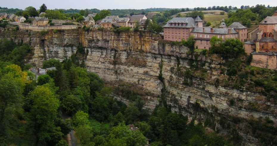 Il paesino "stregato" che da oltre 1000 anni è in bilico sull'orlo di un enorme precipizio
